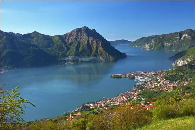 Quelle est cette petite ville lombarde de 5 000 habitants, &agrave; la fois centre industriel et ville touristique, situ&eacute;e sur les rives du lac d'Iseo ?