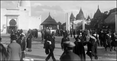 Dès le 6 mai 1931, Paris accueille lExposition coloniale. Comment appelle-t-on les exhibitions « dindigènes » ?