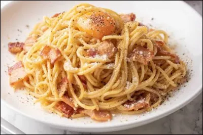 Quel ingrédient ne fait pas partie de la recette authentique italienne des pâtes à la carbonara ?