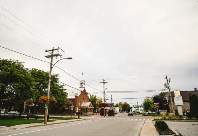 Quelle chanteuse québecoise est née à ''Charlemagne'' ?