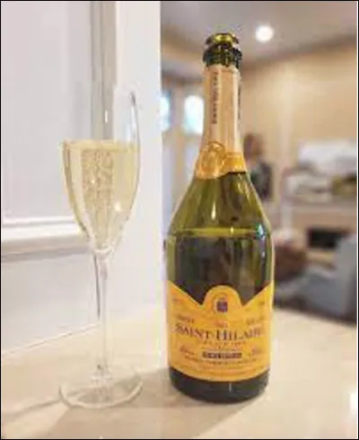 Quel est le nom de la commune du d&eacute;partement de l'Aude qui produit un vin blanc effervescent appel&eacute; "Blanquette" ?