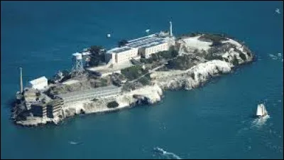 Le pénitencier fédéral d'Alcatraz était une prison située sur une île qui porte le même nom. De quelle grande ville de Californie ce lieu fait-il partie ?
