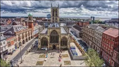 Quelle est cette ville de 260 000 habitants située le long de l'estuaire de la Humber ?