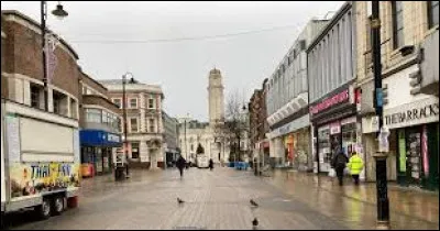 Quelle est cette ville de 200 000 habitants, située dans le Bedfordshire au nord de Londres ?