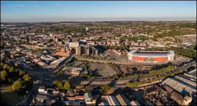 Quelle est cette ville de 115 000 habitants au passé industriel, située dans le sud du Yorkshire, près de Sheffield ?