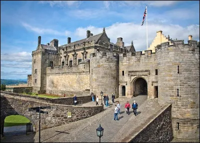 Quelle est cette ville de 40 000 habitants bordée par le fleuve Forth, en amont d'Édimbourg, ancienne capitale de l'Ecosse ?