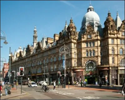 Quelle est cette ville de 800 000 habitants, située dans le Yorkshire, ancien grand centre de l'industrie textile ?
