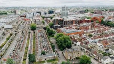 Quelle est cette ville de 165 000 habitants, située dans le Wiltshire à l'ouest de Londres ?