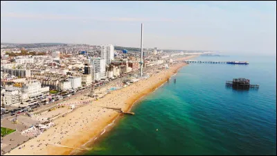 Quelle est cette ville de 270 000 habitants, située dans le Sussex, station balnéaire sur les côtes de la Manche ?
