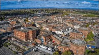 Quelle est cette ville de 70 000 habitants, située dans le Cumbria près de la frontière entre l'Angleterre et l'Ecosse ?