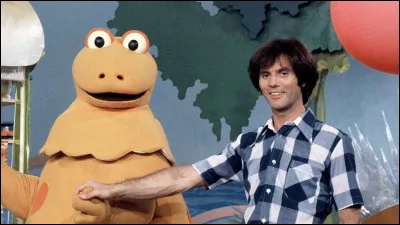 Quel était le prénom de l'étudiant qui vendait des ballons dans "L'Île aux Enfants" ?