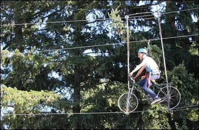 Au plateau dYzeron, il est même possible de faire une balade vélo dans les arbres. Où se situe cet accrobranche original ?