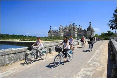 Encore un classique avec cette magnifique piste cyclable qui traverse une partie du parc de...