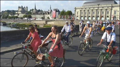 Dans quelle ville se déroule tous les ans le "Vélo Vintage" ?