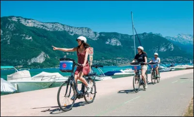 Quel lac permet d'en faire le tour en 100 kms environ ?