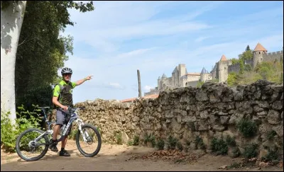 Il est conseillé de prendre un VTT pour visiter les alentours de...