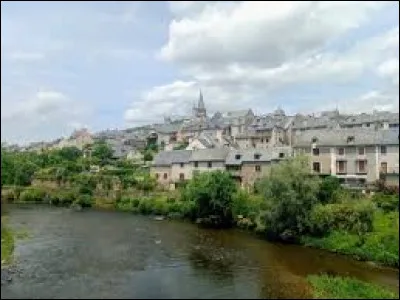 Je vous emmène au bord du Lot, à la découverte de Saint-Côme-d'Olt. Commune de l'arrondissement de Rodez, classée parmi les Plus Beaux Villages de France, elle se situe dans le département ...