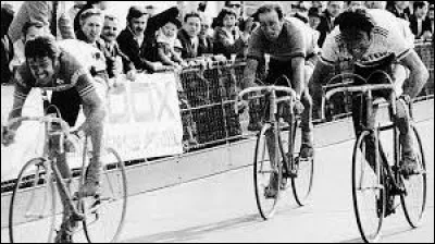 Qui devance ici Eddy Merckx à l'arrivée du Paris-Roubaix de 1975 ?
