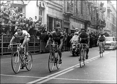 C'est l'arrivée de Milan Sanremo en 1967 : il remporte pour la deuxième fois la classique italienne en battant au sprint Gianni Motta et Franco Bitossi : c'est ...