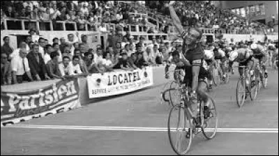 Il remporte ici la 9e étape du Tour de France 1968 ; c'est sa troisième victoire d'étape dans le Tour ; il en remportera 10 au total et le maillot vert en 1970 : c'est ...