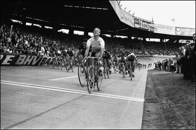 Le roi des classiques remporte ici, au parc des Princes, la dernière étape du tour de France 1963 et en même temps le classement par points : c'est ...