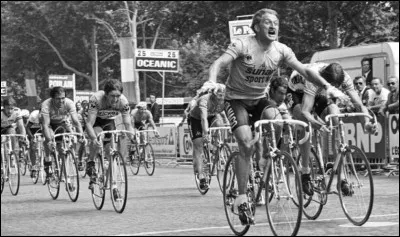 Il remporte au total 15 étapes du Tour de France et trois fois le classement par points, comme ici en 1981 :