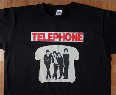 Qui est le chanteur du groupe "Téléphone" ?