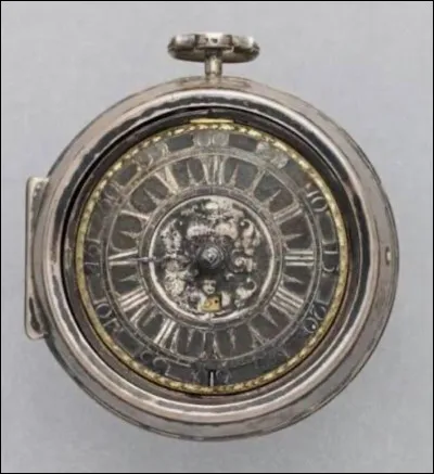 Quelle est linscription sur la montre que sa mère a laissée à Jeanne, et quelle garde précieusement comme souvenir, pour se donner du courage et se rappeler du massacre de sa famille, et ne pas oublier son objectif ?