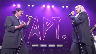Qui chante "APT" ?