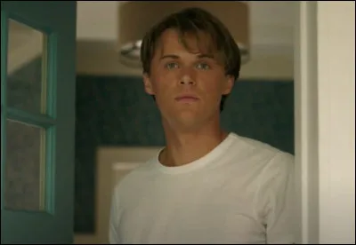 Nous voyons sur la photo le personnage de Conrad. Dans quelle série Prime Video a-t-il un rôle central ?