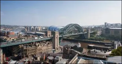 Quelle est cette ville de 300 000 habitants, située dans la nord-est de l'Angleterre, centre de l'agglomération de Tyneside ?