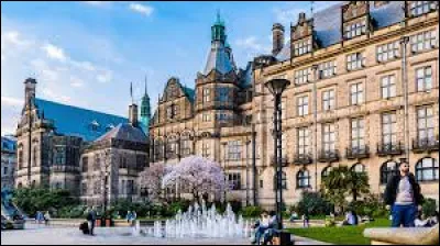 Quelle est cette ville de 550 000 habitants, située dans le sud du Yorkshire, connue pour son industrie sidérurgique ?