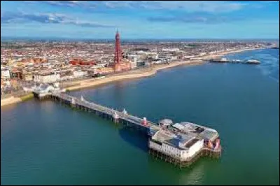 Quelle est cette ville de 140 000 habitants, station balnéaire sur la mer d'Irlande ?