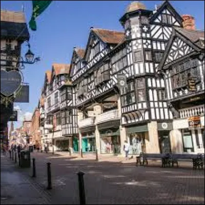 Quelle est cette ville de 80 000 habitants du nord-ouest de l'Angleterre, connue pour son passé antique et médiéval et pour ses monuments ?