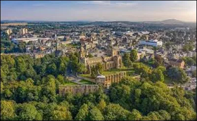 Quelle est cette ville de 80 000 habitants située en Ecosse sur la rive nord du Forth ?