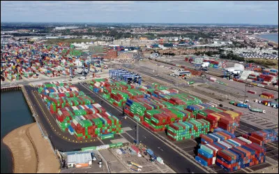 Quelle est cette ville de 25 000 habitants, située sur la côte de l'East Anglia, premier port de conteneurs du pays ?