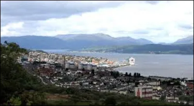 Quelle est cette ville de 40 000 habitants, située en Ecosse à l'embouchure de la Clyde, ancien grand centre de construction navale ?