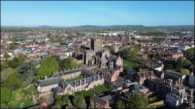 Quelle est cette ville de 60 000 habitants, située dans l'ouest des Midlands près du pays de Galles, ancienne capitale de la Mercie saxonne au Xe siècle ?