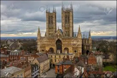 Quelle est cette ville de 90 000 habitants, située dans le centre-est de l'Angleterre, connue pour son château et sa cathédrale ?