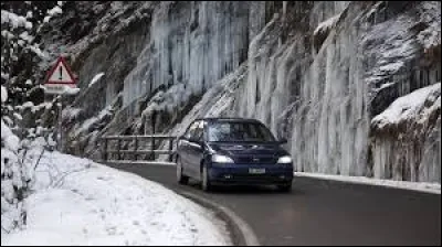 En règle générale, quels sont les véhicules qui ont la priorité en montagne ?