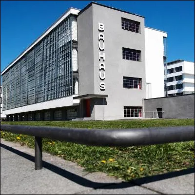 Quel architecte a fait la promotion de la standardisation de larchitecture à travers son mouvement du Bauhaus ?