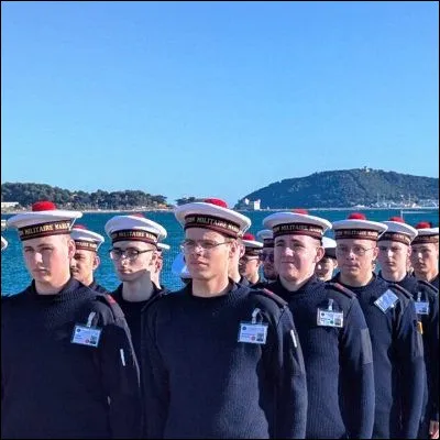 Quel vêtement est porté par les marins dans ses variantes armoricaines et de Guernesey ?