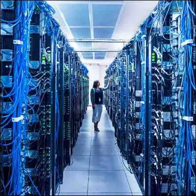 Quelle pratique consiste à emmagasiner des données dans des serveurs informatiques à distance ?