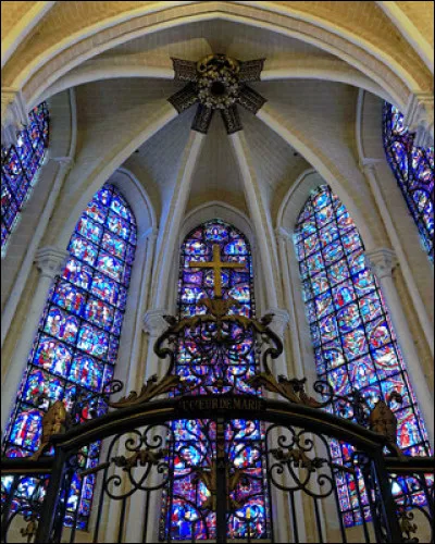 Que représentent les célèbres vitraux de la cathédrale de Chartres ?