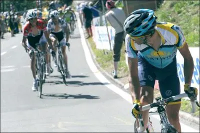 Le meilleur escaladeur actuel n'est pas un pur grimpeur. Excellent contre la montre, Contador possde cependant un dmarrage de grimpeur. Comme sur cette image, prise...