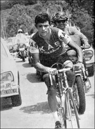 Pur grimpeur,  son aise dans les forts pourcentages, capable de raids au long court en haute montagne, il donna la leon  Merckx dans l'tape du Blockhaus sur le Giro 1972...