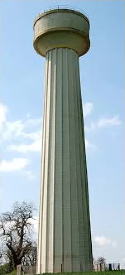 Nous faisons une halte au pied du château d'eau de Lorigné. Village de l'arrondissement de Niort, il se situe dans le département ...