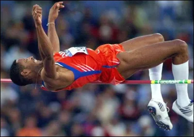 Javier Sotomayor est recordman du monde de saut en hauteur, mais il existe un animal qui fait encore plus fort malgré sa taille réduite !