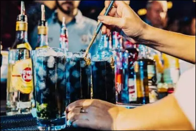 Comment appelle-t-on l'art de créer des cocktails ?