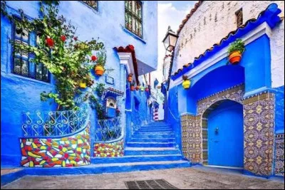 Quelle ville du nord du Maroc fondée en 1471 est surnommée "La ville bleue" à cause de ses maisons peintes en bleu ?
